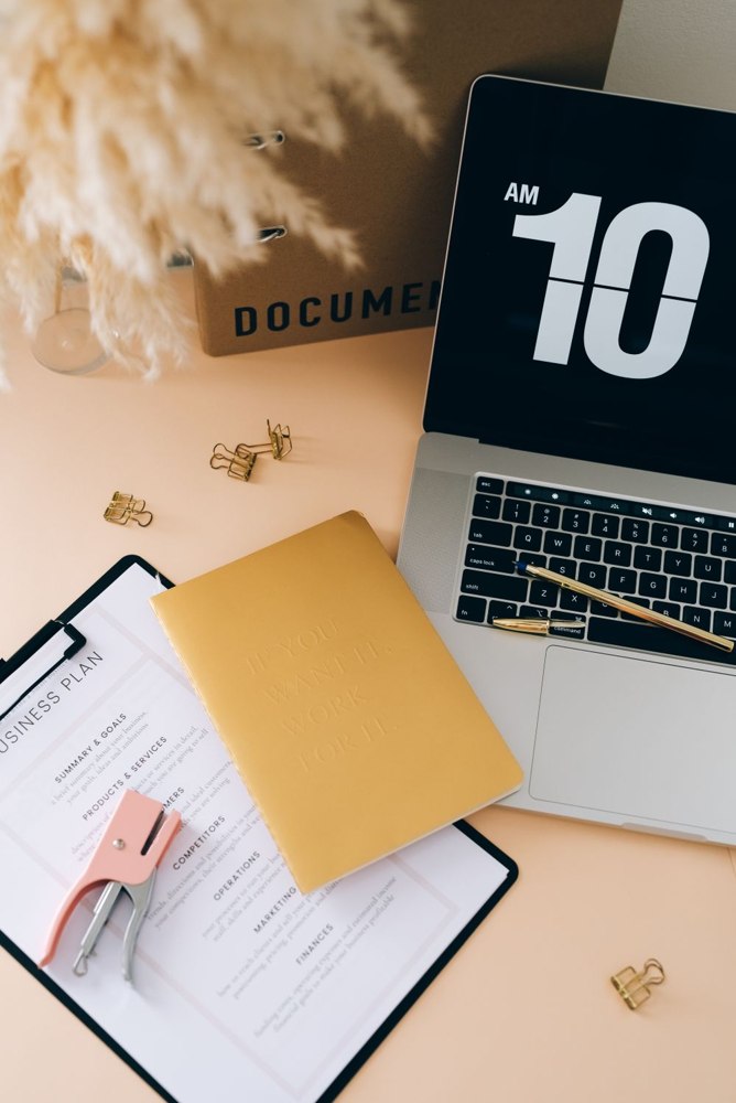 Bureau met laptop, notitieboek en documenten voor bedrijfsplanning