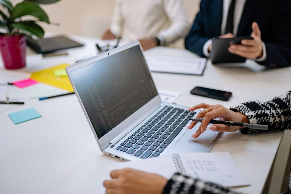 Bespreking van cijfers en documenten bij een laptop